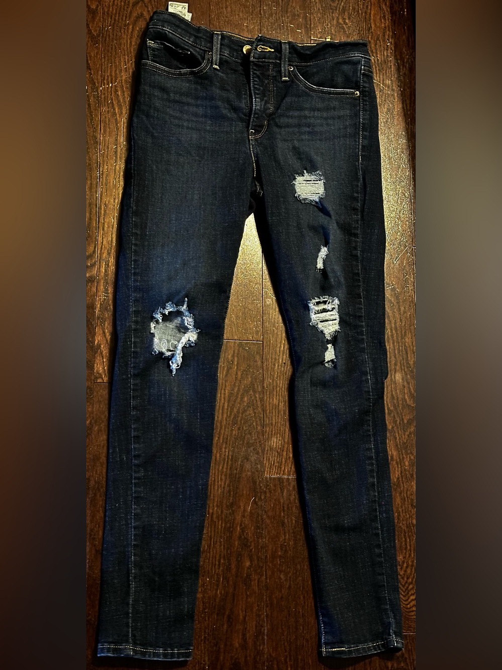 Distressed Dark Blue Levi’s Women's shaping Skinny Jeans 27